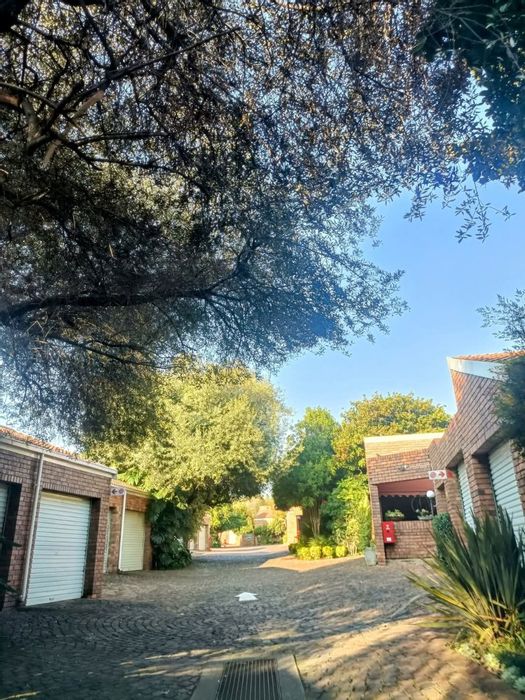 Clubview Townhouse For Sale: 3 Beds, Garden, Security, Pet-Friendly, Ideal for Investors.