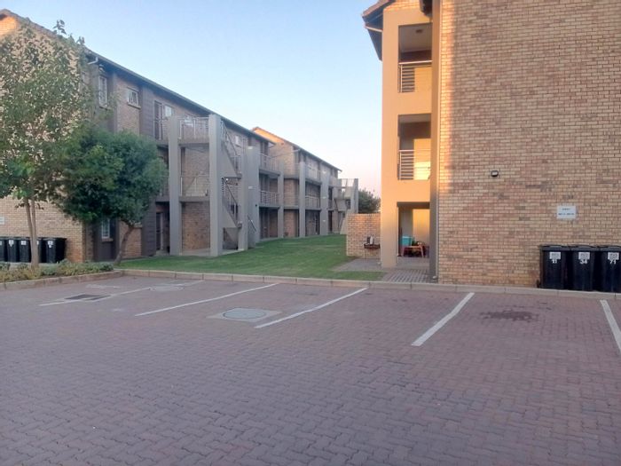 For Sale: 2-Bedroom Apartment in Monavoni with Open Plan Living and Solar Geyser.