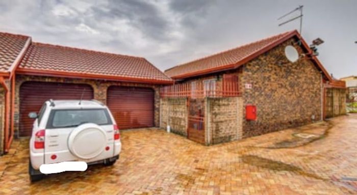 For Sale: Edleen Townhouse with 3 bedrooms, pool, braai area, and security.