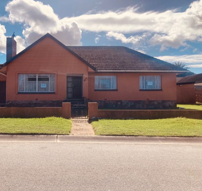 Cotswold House To Rent: 3 Bedrooms, spacious yard, ideal for commercial use.