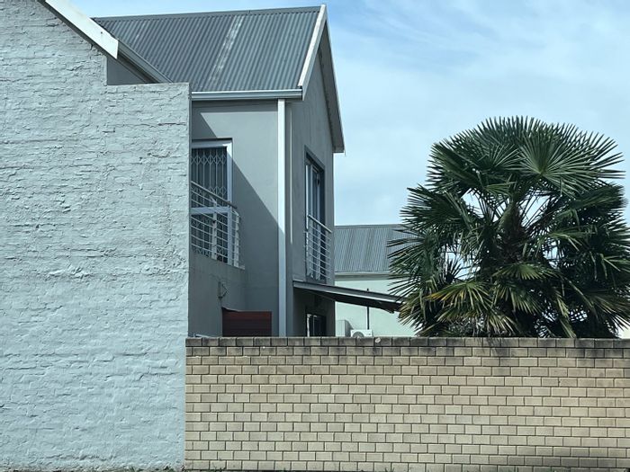 For Sale: 3-Bedroom Townhouse in Riverspray Lifestyle Estate with pool, tennis courts, and river access.