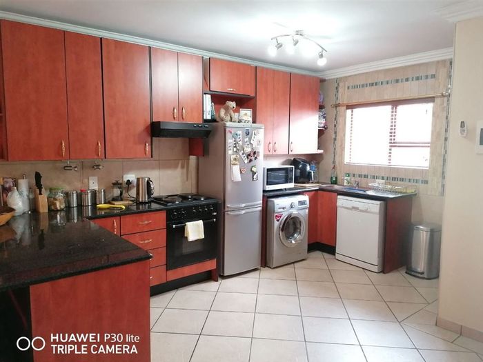 Bartlett Townhouse For Sale: 2 Bedrooms, Pool, Granny Flat, and Garages.