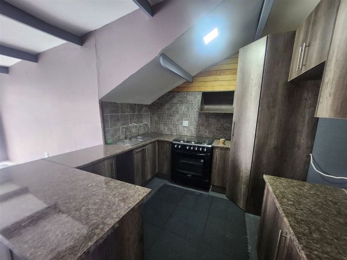 Family home in Sunward Park for sale: 3 beds, 2 baths, garage, spacious layout.