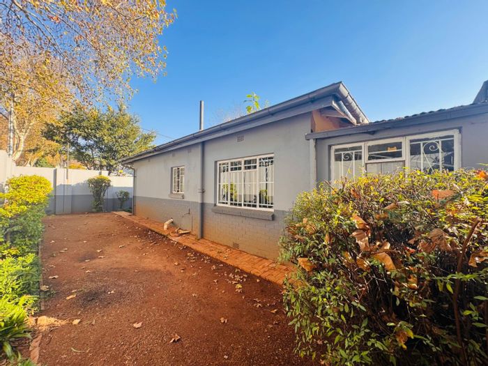 For Sale: Melville House with 2 beds, staff accommodation, and private garden.