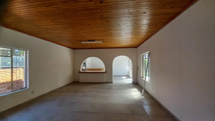 Bendor House To Rent: 3 Bedrooms, Pool, Bar, Double Garage, Convenient Location.