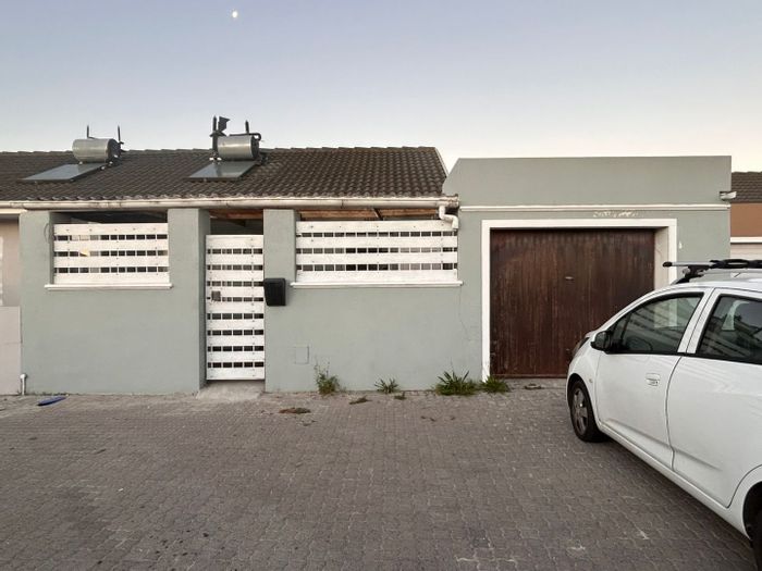 Pelican Park House For Sale: Renovated 1-bedroom, spacious kitchen, private yard, secure garage.