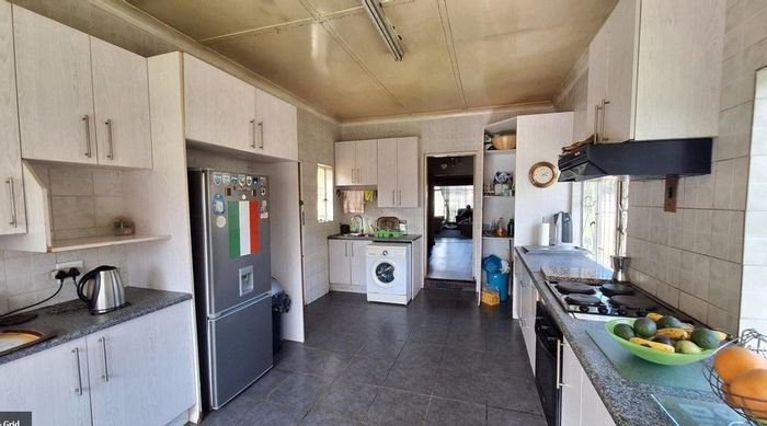 Wychwood House For Sale: 4 bedrooms, large kitchen, garage, and outside rooms.