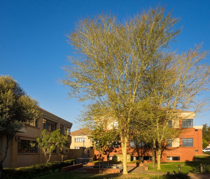 Commercial Offices To Rent in Faerie Glen with Reception and Boardroom.