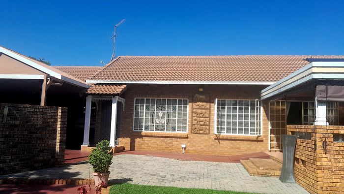 3-Bedroom Townhouse For Sale in Wierda Park with pool, gym, and double garage.