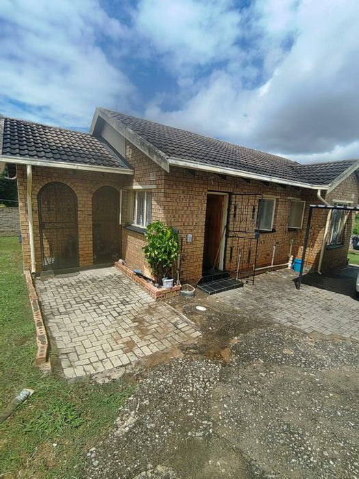 Kamagugu House For Sale: 3 Bedrooms, large yard, ample parking, security features.