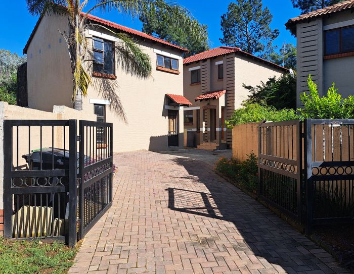 Bloubosrand House To Rent: 3 beds, entertainment lapa, ample parking, safe estate.