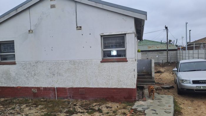 Brooklyn House For Sale: 2 Bedrooms, Big Yard, Close to Transport and Schools.