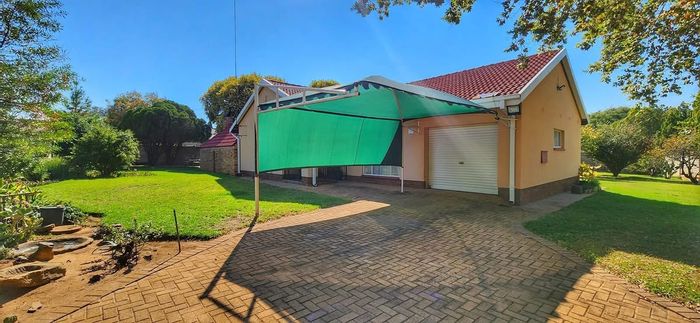 Doringkruin House For Sale: 3 bedrooms, lapa, garden with fruit trees, solar system.