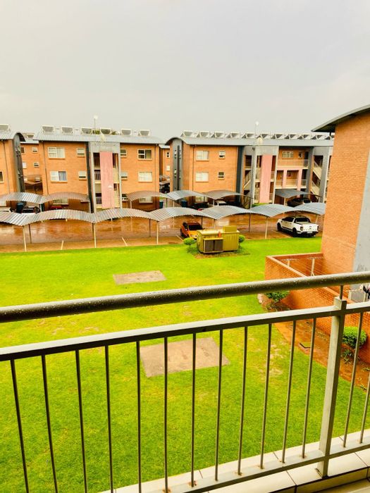 For Sale: House in Montana Tuine with 2 bedrooms, open-plan living, secure complex.