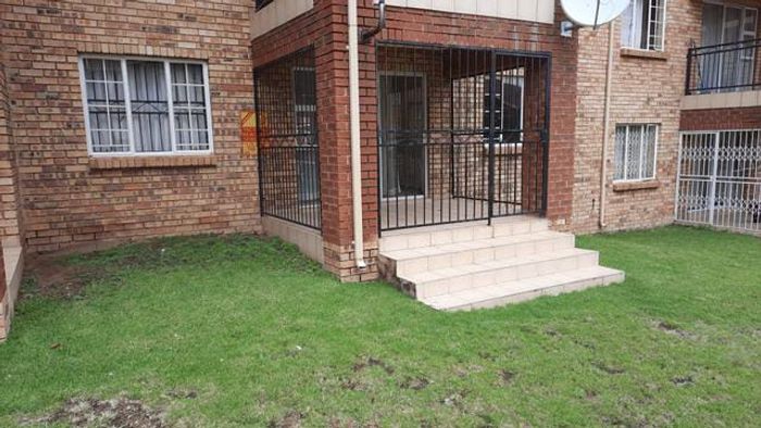 2-bedroom apartment in Noordwyk to rent, secure complex, spacious layout, 2 bathrooms.