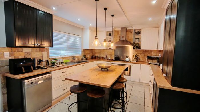 For Sale: House in Groot Brakrivier Central with 3 ensuite bedrooms, communal amenities.