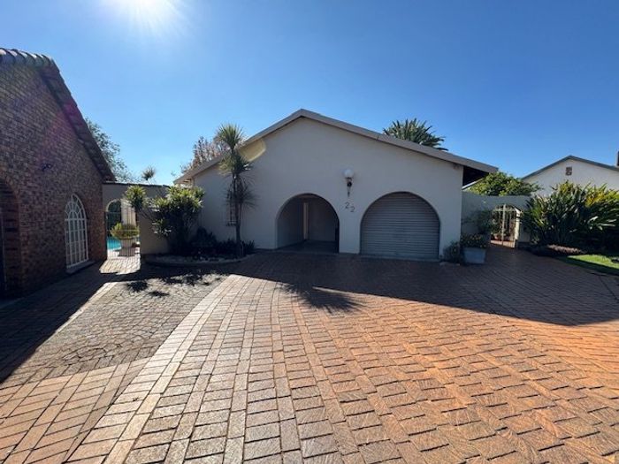 For Sale: Glen Marais House with 4 bedrooms, 3 garages, and spacious living areas.