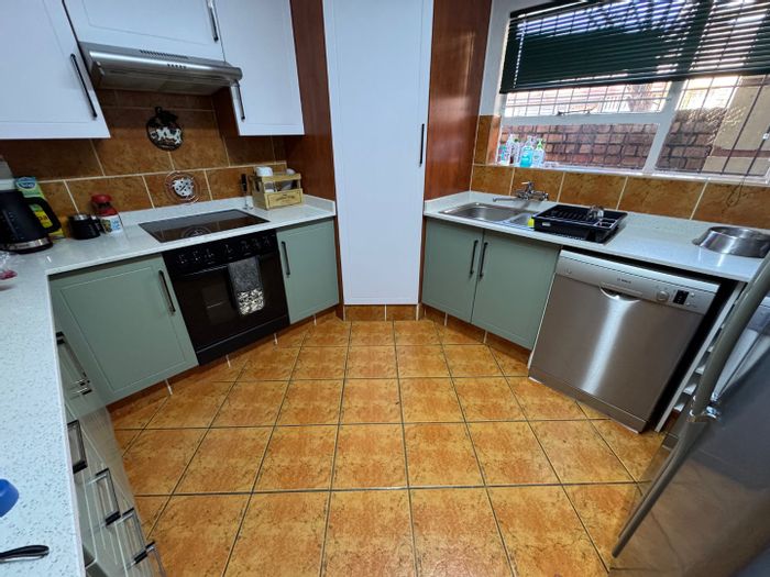 Glen Marais Townhouse For Sale: 4 Bedrooms, 3 Bathrooms, Open-Plan Living, Balcony Access.