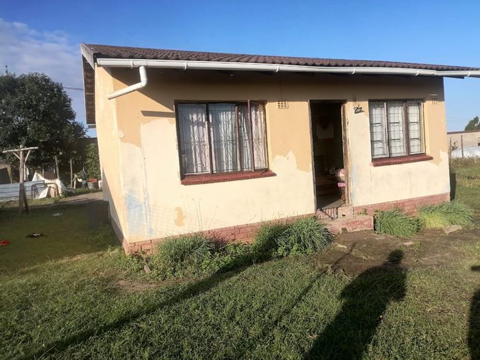 For Sale: 2-Bedroom House in Ulundi Central with spacious yard and proximity to schools.