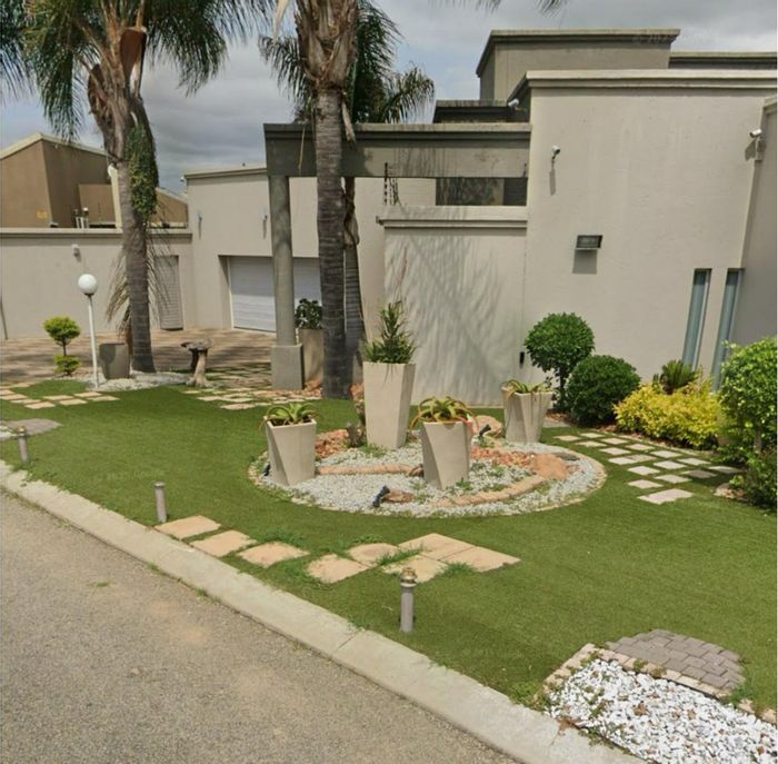 For Sale: House in Nirvana Ext 2 with pool, granny flat, and furnished.