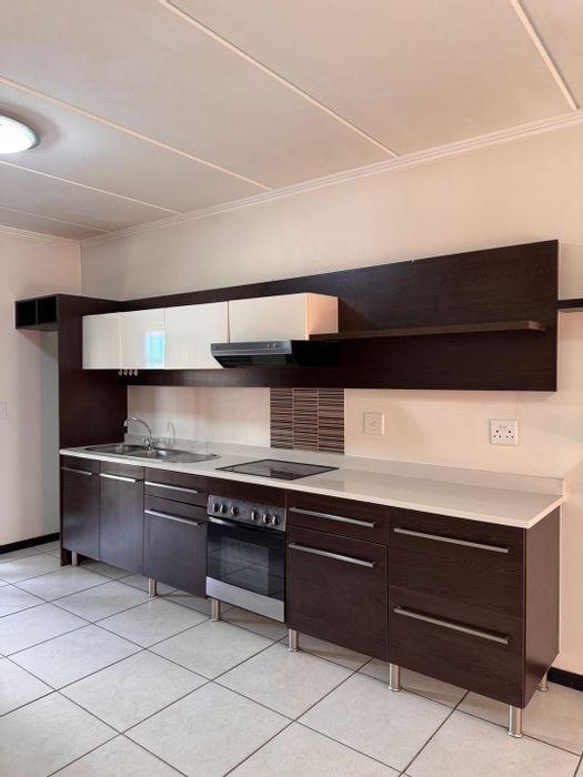 Two-bedroom apartment in Fourways with garden, gym, pool, and 24/7 security. To Rent.
