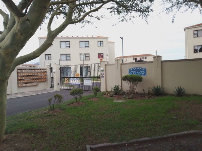 Guldenland Apartment To Rent: Secure community, mountain views, fibre-ready, allocated parking.