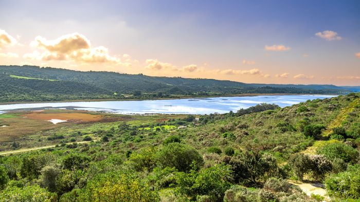 Farm for Sale in Langvlei Dunes: 6 Bedrooms, Solar Power, Guest Flatlet, Scenic Views.