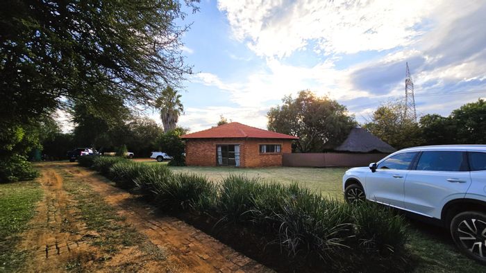 For Sale: 3ha Farm in Donkerhoek AH with home, lapa, and fenced garden.
