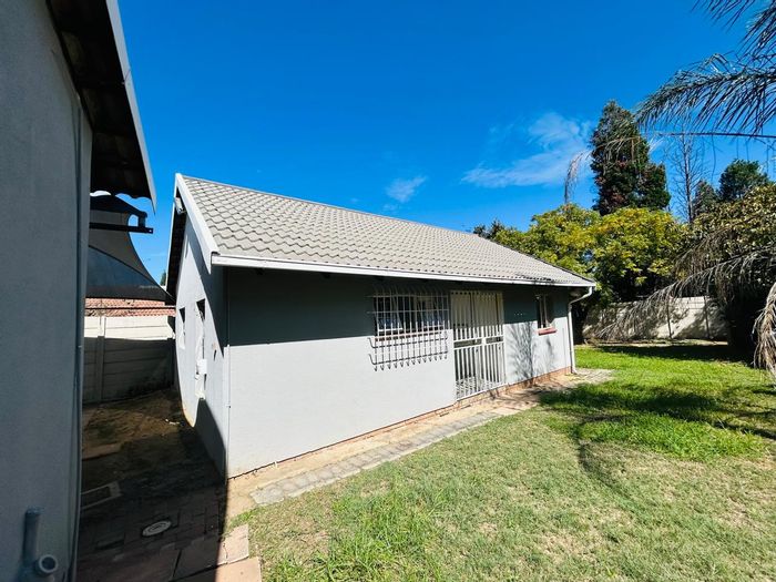Vorna Valley Apartment To Rent: 3 bedrooms, private garden, convenient location, ample parking.