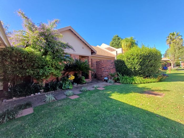 For Sale: 2-Bedroom Townhouse in Flamwood with pool, tennis court, and pet-friendly amenities.