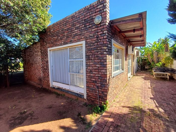 Six-bedroom house in Randlespark for sale, ideal for renovation and investment.