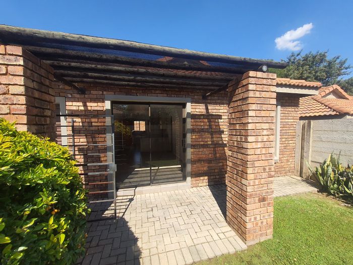 Ngwenya River Estate: 2-bedroom apartment with private garden, garage, and scenic views. To Rent.