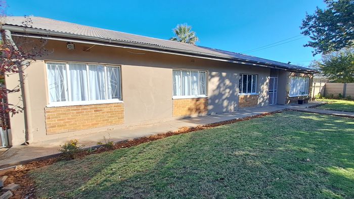 For Sale: House in Gardeniapark with pool, staff quarters, and spacious yard.