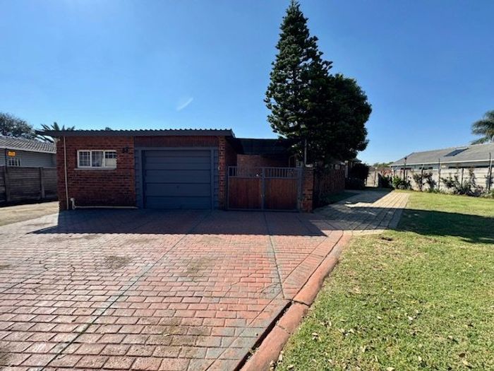 Bonaero Park House For Sale: 3 Bedrooms, pool, braai area, secure living.