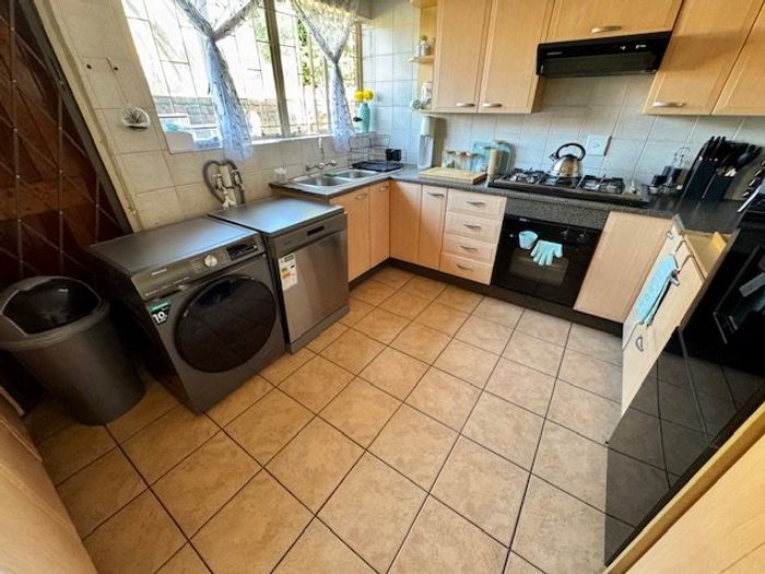 Bonaero Park House For Sale: 3 Bedrooms, Pool, Garage, Scullery, Family-Friendly.