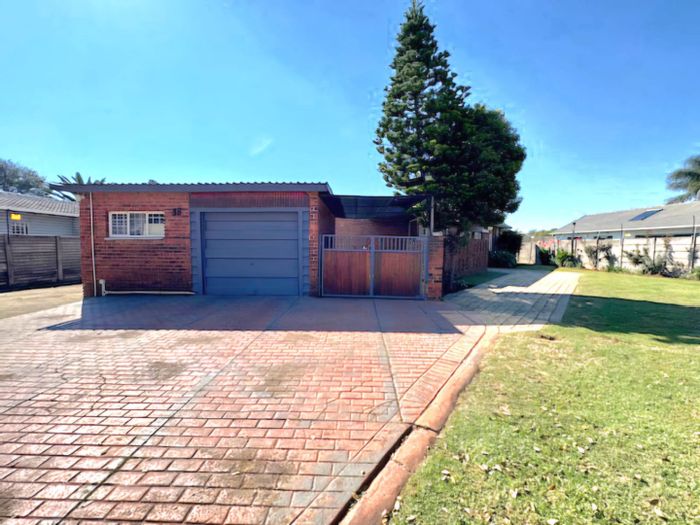 Bonaero Park House For Sale: 3 Bedrooms, pool, braai area, secure living.