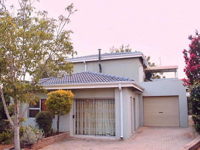 House For Sale in Misty Bay: 3 beds, pool, secure estate, near dam activities.