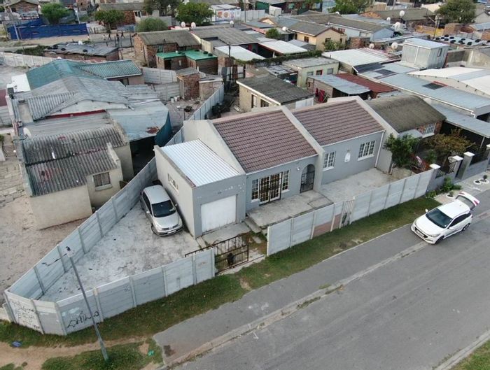 For Sale: House in Sarepta with 3 bedrooms, parking, and rental income potential.