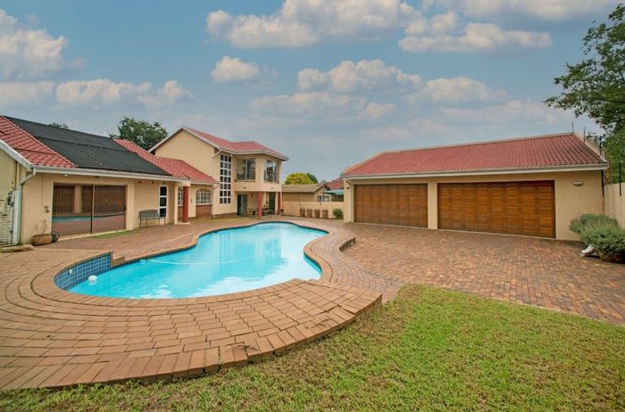 For Sale: House in Highway Gardens with 4 beds, entertainment room, and solar pool.