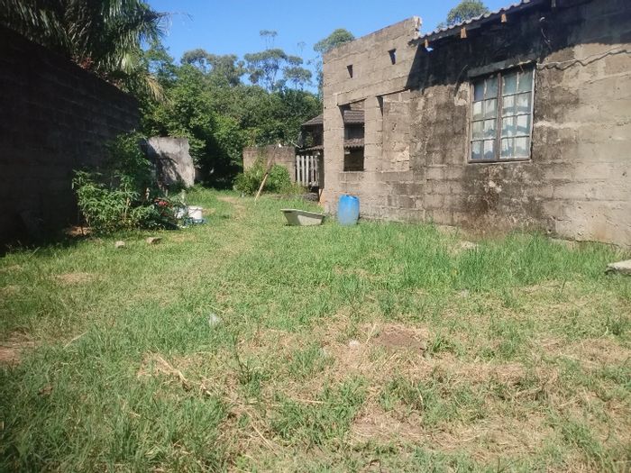 Ongoye For Sale: 1800 m² vacant land near amenities, ideal for student accommodation.