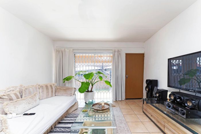 2-Bedroom Apartment For Sale in Vorna Valley with garden and pool access.