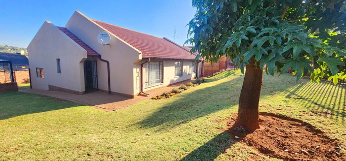 Laudium House For Sale: 4 Bedrooms, Study, Large Yard, Double Garage, Security Features.