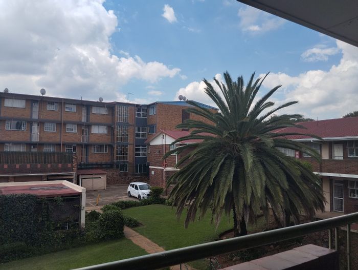 Florida Apartment For Sale: 2 Bedrooms, upgraded kitchen, secure parking, private balcony.