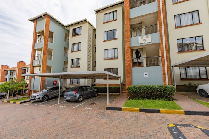 Ground-floor apartment in Greenstone Hill with garden, inverter, and estate amenities. For Sale.