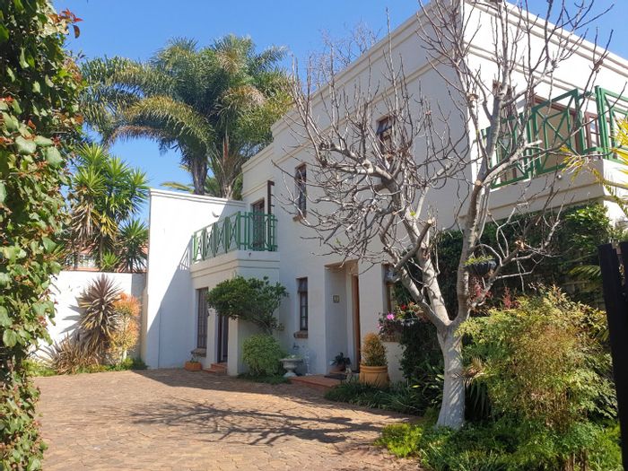 To Rent: House in Oaklands with garden, kitchen appliances, and office space.