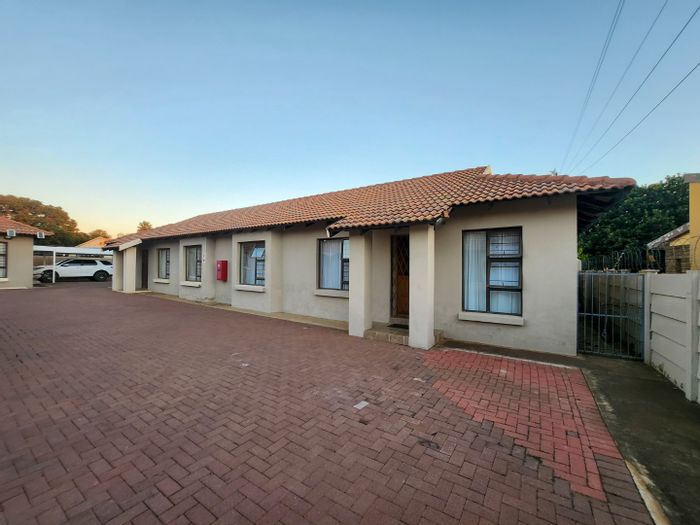 Flamwood Apartment For Sale: 2 Bedrooms, 2 Bathrooms, Open-Plan Living, Built-In Braai.