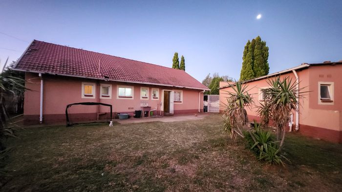 For Sale: House in Stilfontein Ext 4 with 3 bedrooms, upgraded kitchen, and garage.