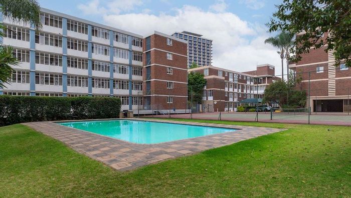 For Sale: Apartment in Bedford Gardens with pool, tennis court, and secure parking.