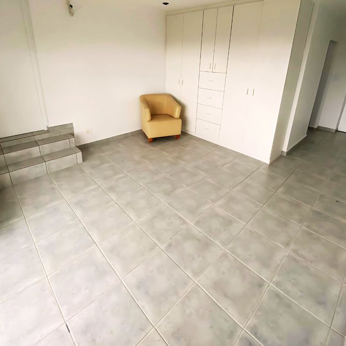 House to Rent in Plattekloof 3: Large balcony, shared kitchen, spacious garden.