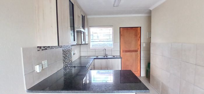 Heuwelsig Estate Townhouse To Rent: 3 bedrooms, secure parking, spacious garden.